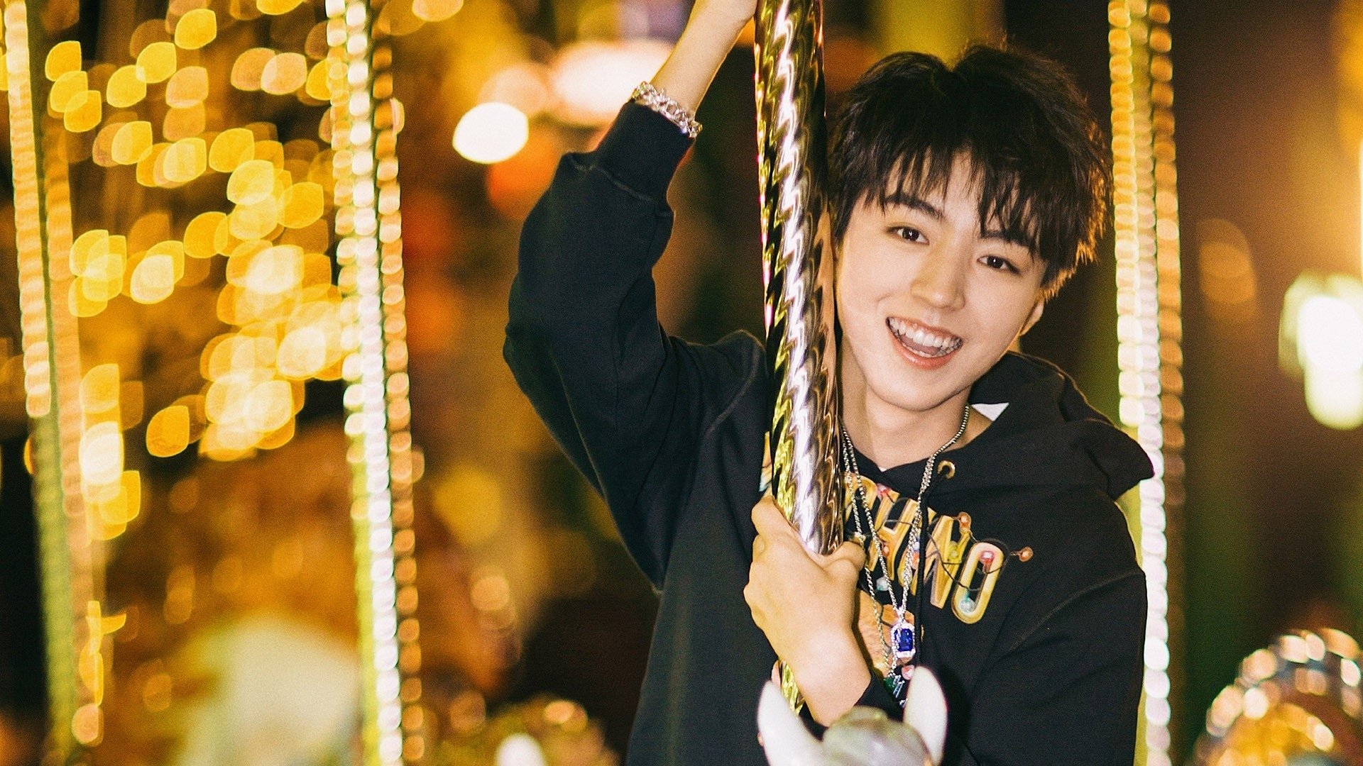 爱游戏电竞官方网站-_城市夜空跑：点亮夜色，追逐梦想_，城市夜空高清壁纸